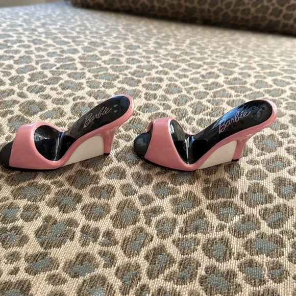 Mattell Barbie salt and pepper high heel shakers - Picture 3 of 5